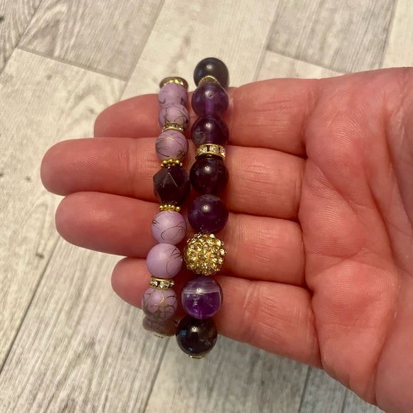 Set of 2 Purple Amethyst and Gold toned Stretch Beaded gemstone bracelets - Picture 3 of 6